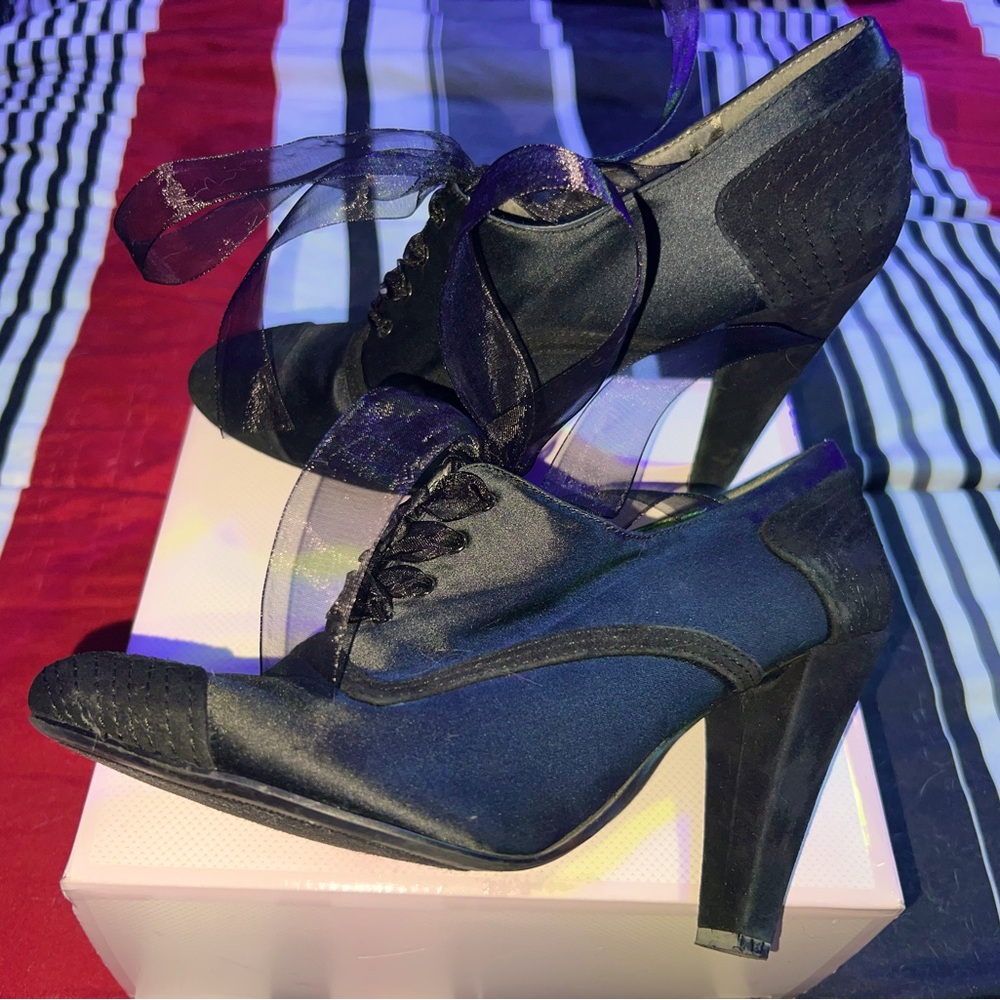 Nine West size 8 Oxford high heels, satin with suede accents